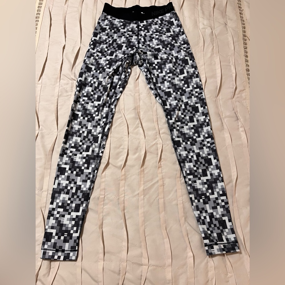 Nike Pro Leggings Womens Size XS Black Gray White Digital Camo Pattern Dri Fit